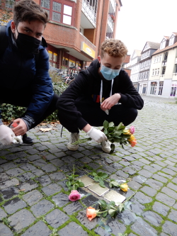 Schüler putzen Stolpersteine